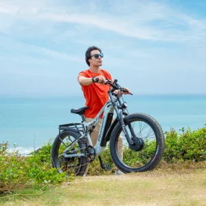 Cycliste explorant une forêt avec le vélo électrique Shengmilo S600 – stabilité et autonomie assurées