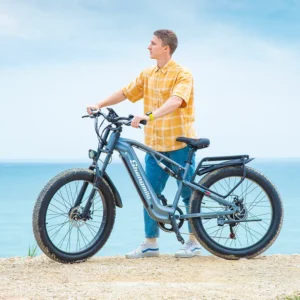 Shengmilo MX05 - vélo électrique tout-terrain avec homme en train de rouler sur sentier forestier
