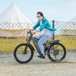 Shengmilo MX05 - vélo électrique tout - terrain avec modèle en train de faire du VTT