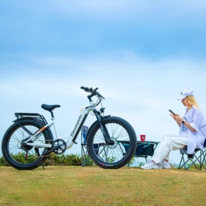 Modèle féminine utilisant le MX06 sur route urbaine, soulignant l’élégance et la facilité de conduite