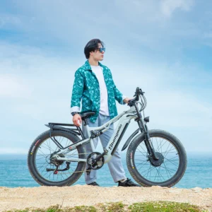 Rider grimpant une pente avec le vélo électrique S600, montrant la force du moteur 1000W