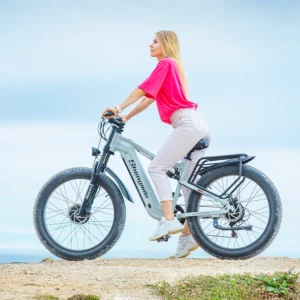 Homme roulant en plein air sur le vélo électrique S600, démontrant ses capacités tout-terrain