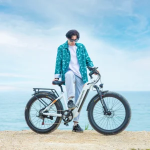 Homme faisant une pause avec son vélo électrique Shengmilo MX06, contemplant le paysage naturel