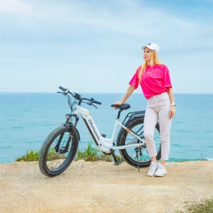 Modèle féminine conduisant le vélo électrique Shengmilo MX06 en plein air – style, confort et performance