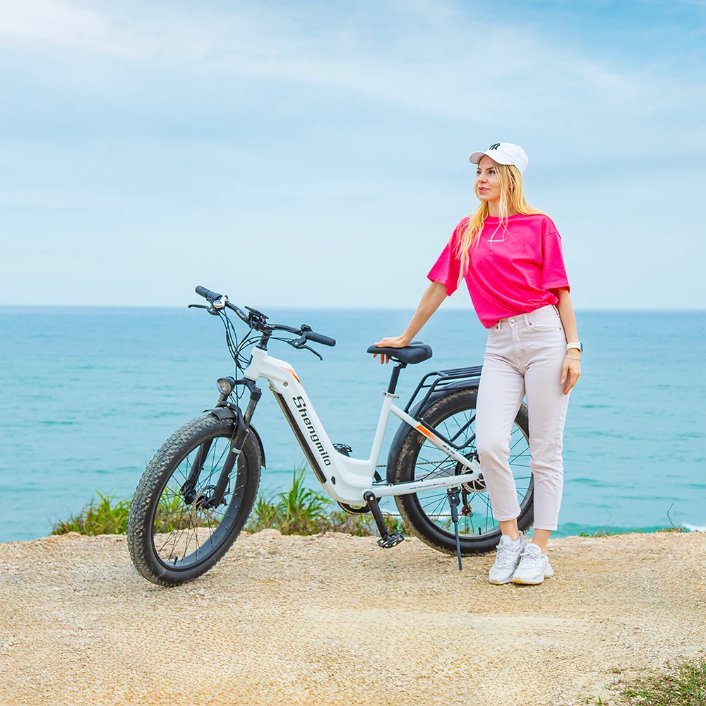 Modèle féminine conduisant le vélo électrique Shengmilo MX06 en plein air – style, confort et performance