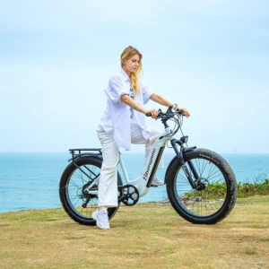 Portrait d’une femme souriante sur son vélo électrique MX06, mettant en avant le style et le confort