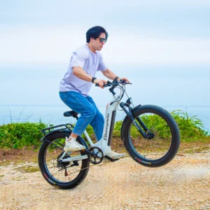 Modèle masculin conduisant le vélo électrique Shengmilo MX06 en pleine nature – performance et style