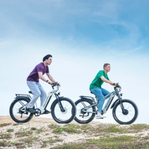 Modèle masculin grimpant une pente avec le vélo électrique MX06, démontrant la force du moteur
