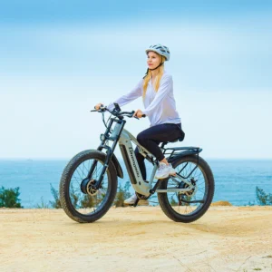 Modèle masculin utilisant le S600 pour un trajet urbain, combinant performance et élégance