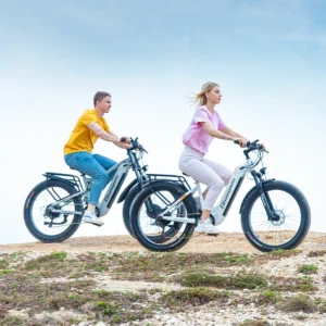 Homme en train de rouler le MX06 sur un chemin accidenté, démontrant puissance et stabilité