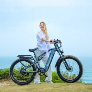 Shengmilo MX05 - vélo électrique tout-terrain avec femme en train de rouler sur chemin de randonnée