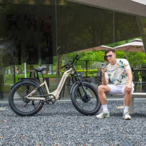 Modèle masculin roulant dans un parc de la ville avec le vélo électrique S700, combinant loisirs et mobilité