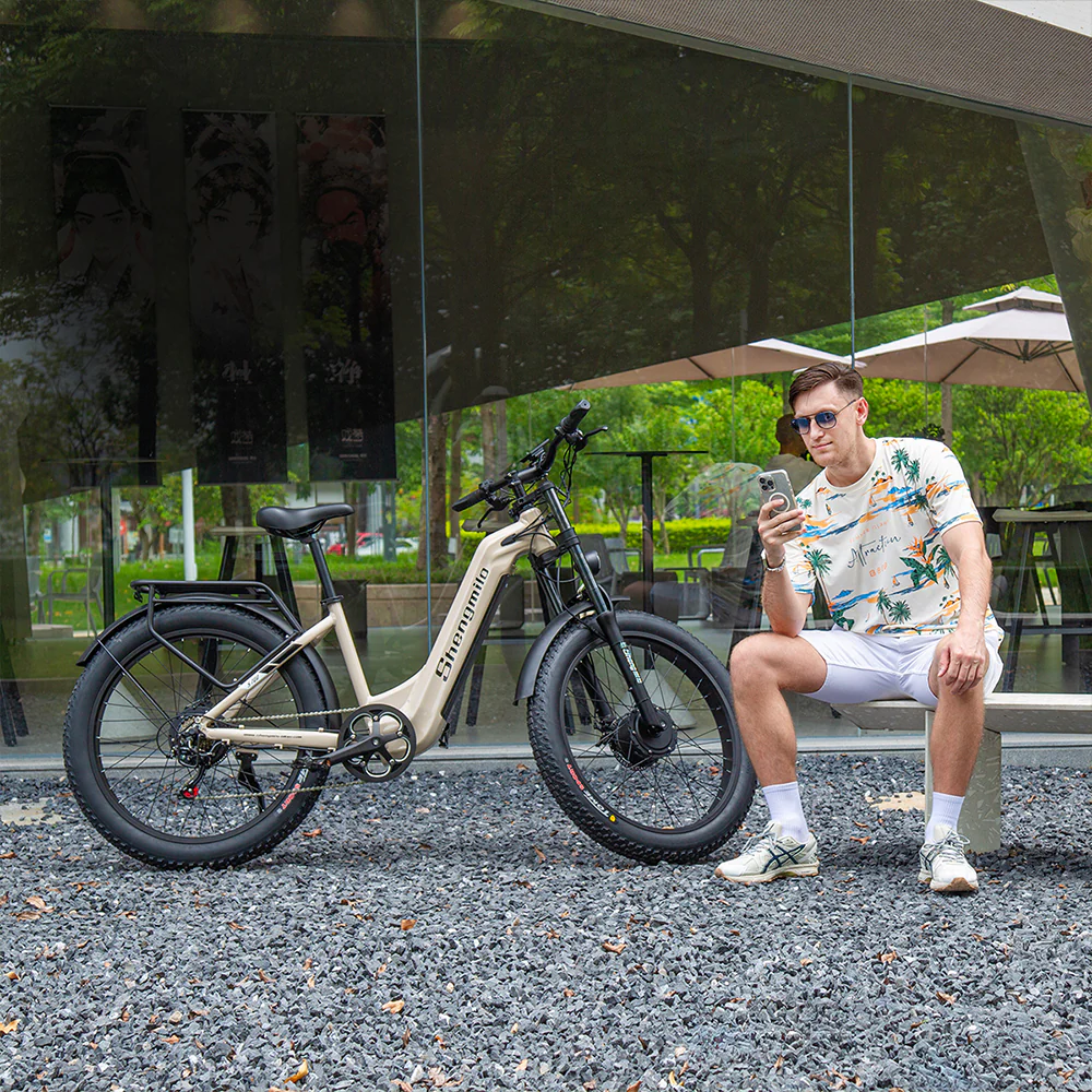 Modèle masculin roulant dans un parc de la ville avec le vélo électrique S700, combinant loisirs et mobilité