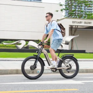 Homme roulant sur le Shengmilo S700 dans un environnement urbain, alliant style et praticité