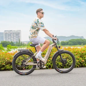 Homme souriant sur le vélo électrique S700 en milieu urbain, mettant en avant le confort et la liberté