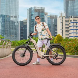 Modèle masculin parcourant les rues de la ville sur le vélo électrique S700, avec des bâtiments modernes en arrière-plan