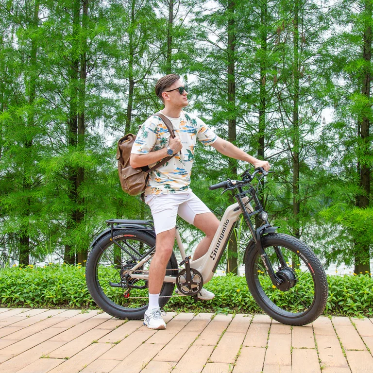 Homme souriant sur le vélo électrique S700 en milieu urbain, mettant en avant le confort et la liberté