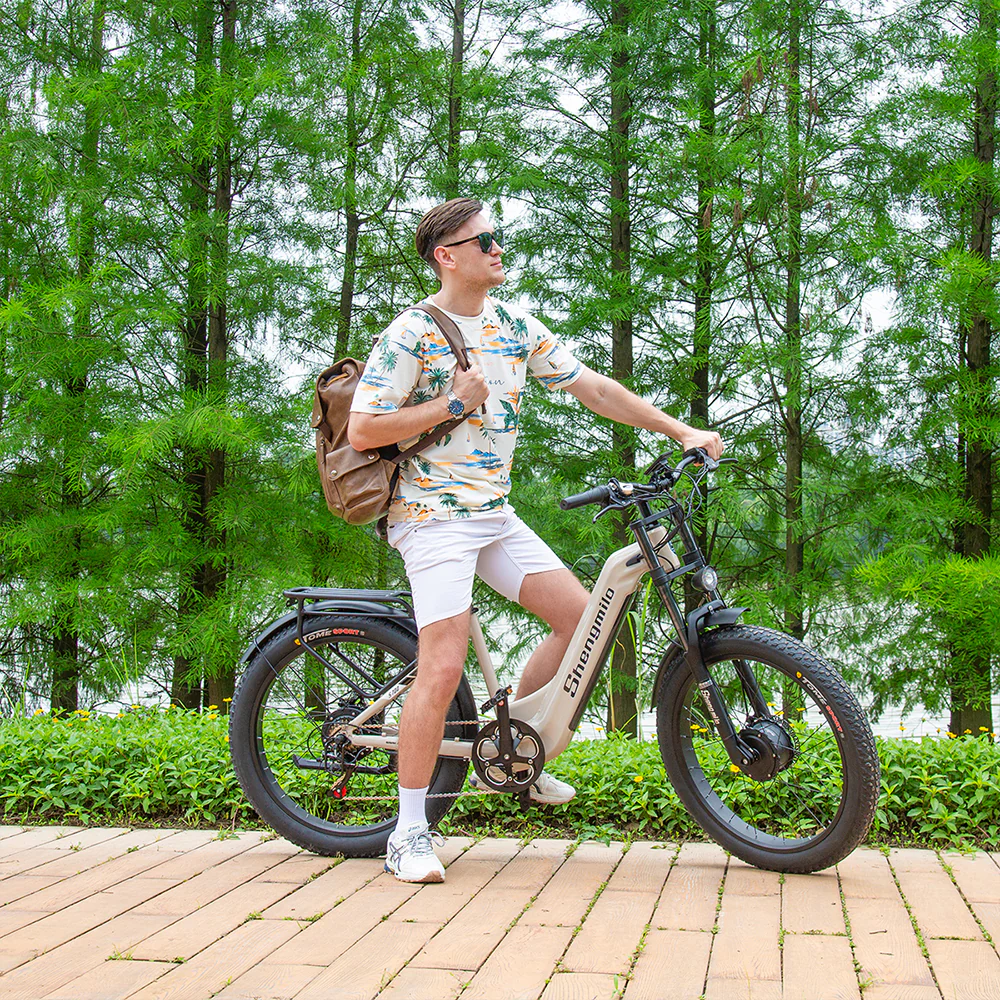 Homme souriant sur le vélo électrique S700 en milieu urbain, mettant en avant le confort et la liberté