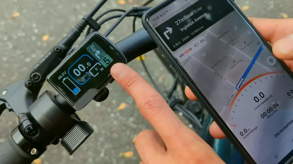 Connexion Bluetooth sur un vélo électrique affichant les données en temps réel sur une application mobile – vitesse, niveau de batterie et distance parcourue.
