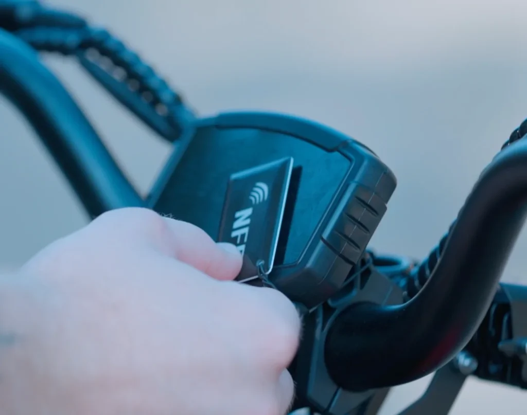 Vélo électrique équipé de NFC déverrouillé avec un smartphone ou une carte NFC pour un accès rapide et sécurisé.