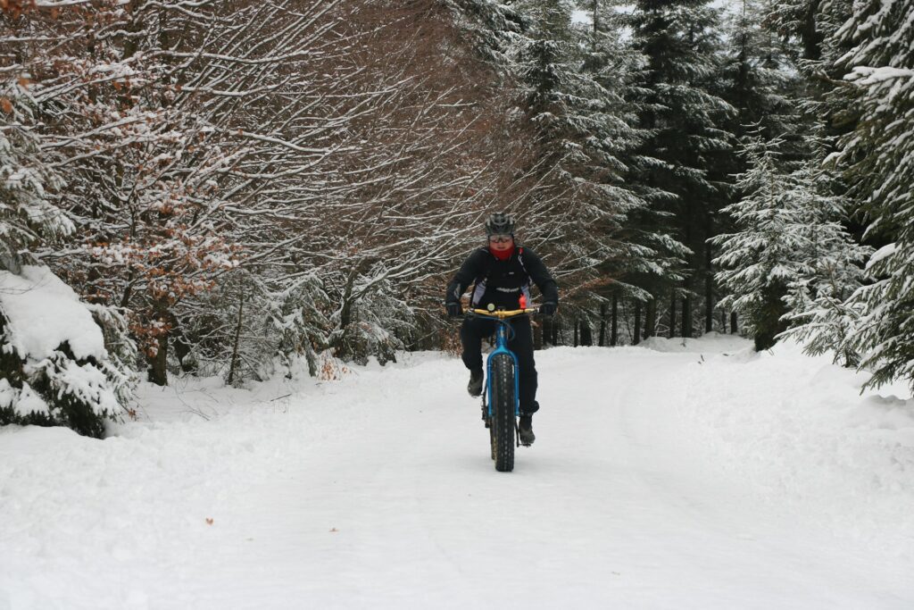 Faire du vélo dans la neige en France en hiver