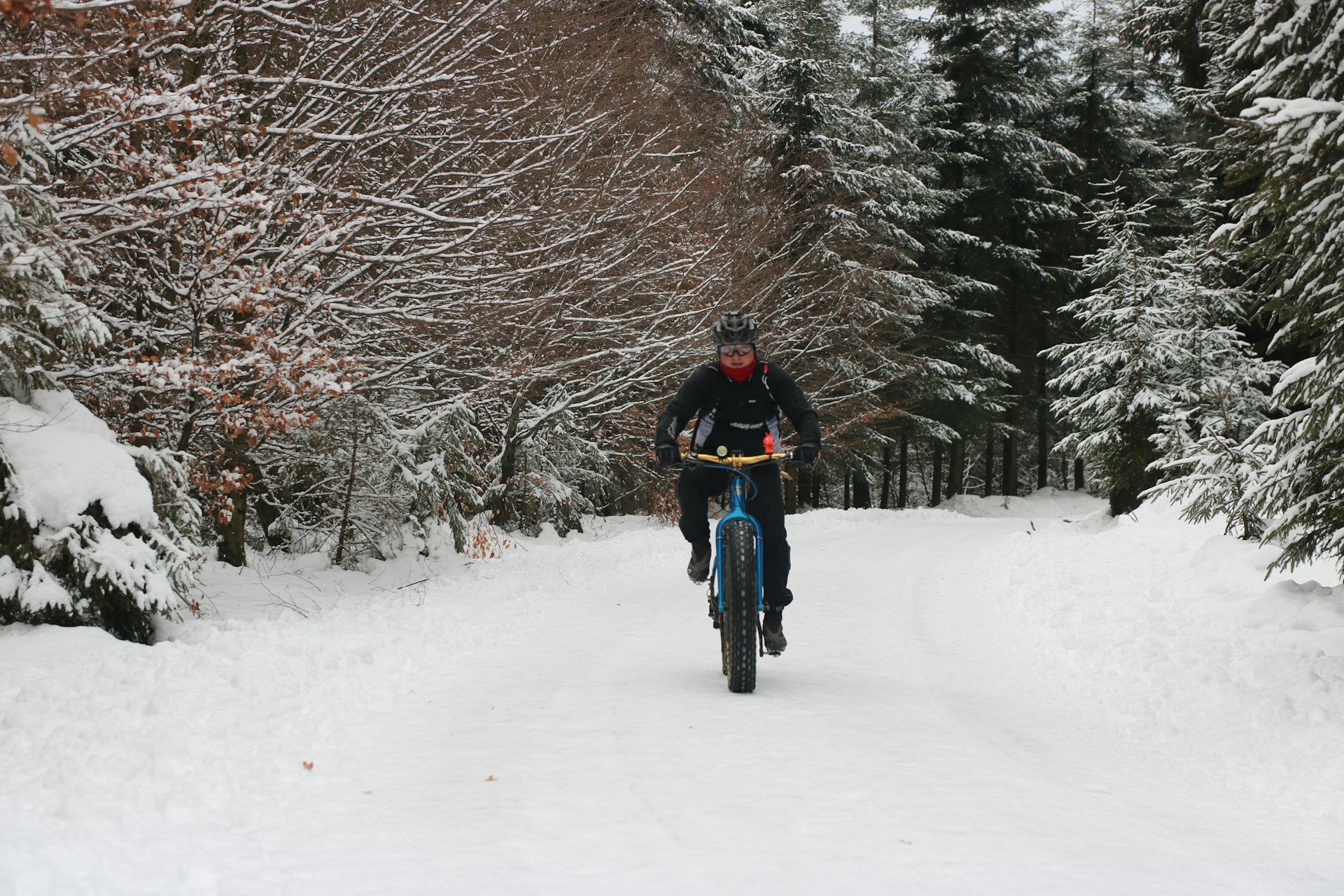 Faire du vélo dans la neige en France en hiver