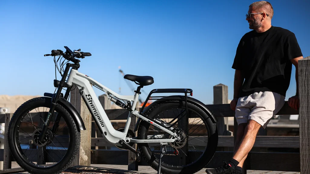 Homme profitant d'une balade printanière sur le VAE puissant Shengmilo S600