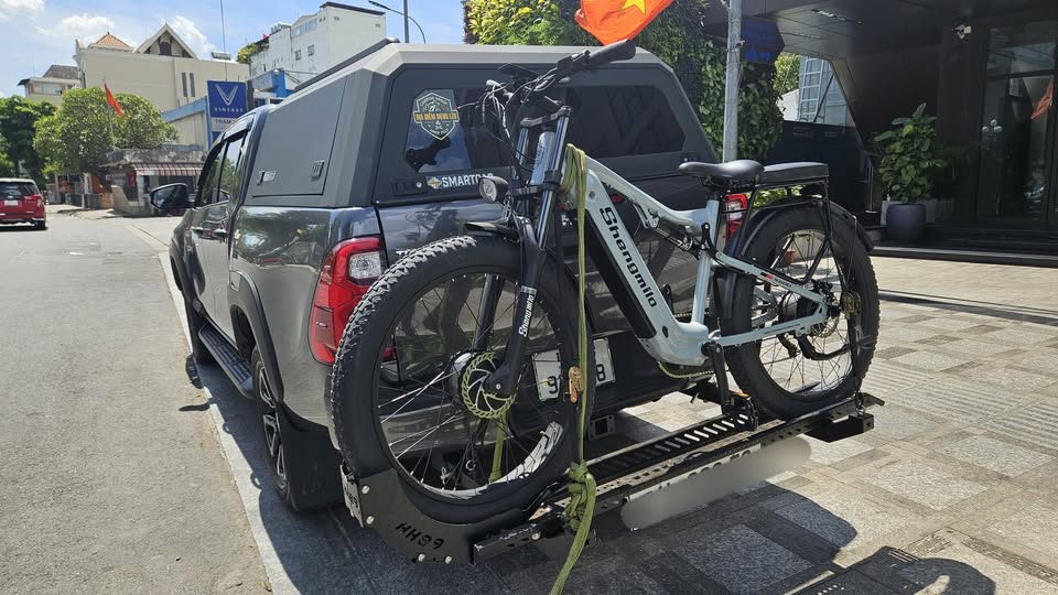 Vélo électrique Shengmilo S600 installé sur un porte-vélos de voiture pour le week-end