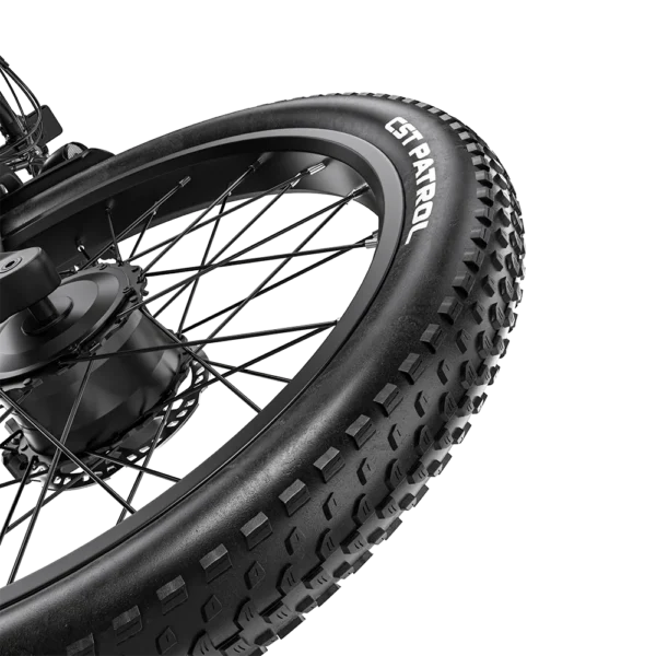 Roues larges du vélo S600Pro adaptées à tous types de chemins : sable, neige, graviers